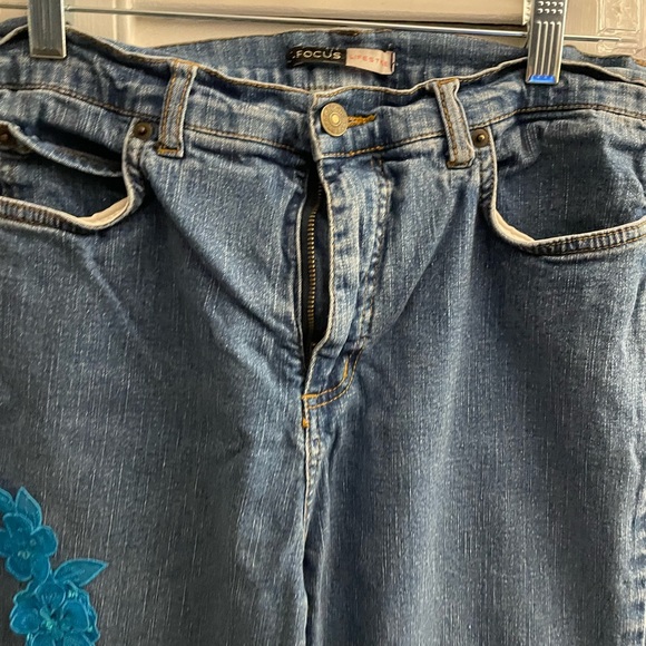 Focus jeans with blue flower appliqué - Picture 3 of 6